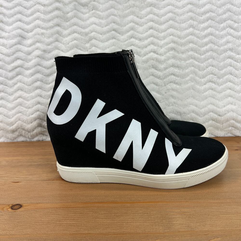 DKNY Womens Hidden Wedge Slip On Sneakers Logo 2 inch Heel Y2K Revival Sz 5.5 M